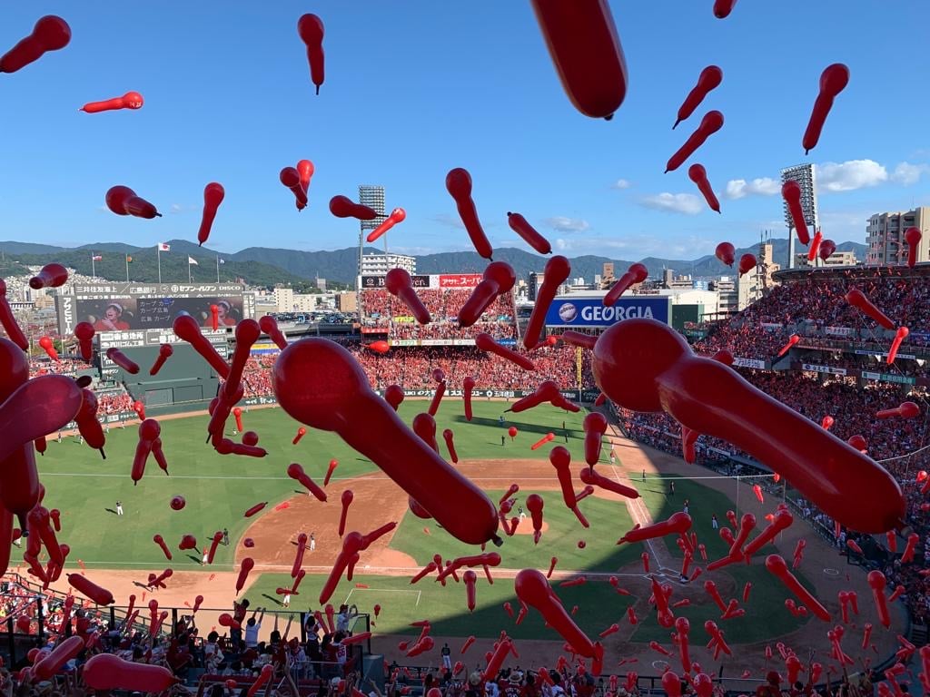 Fans of the Hiroshima Carp release their balloons ahead of the seventh inning at MAZDA Zoom Zoom Stadium. JapanBall