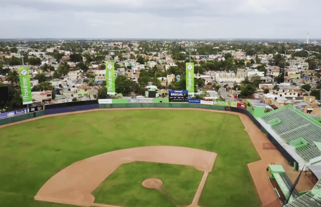Estadio Tetelo Vargas as seen from above. This Dominican stadium is known for being a hotbed for fantastic shortstops and amazing talent, in addition to a wonderful scenic town around the park. Photo Credit: Wikimedia Commons