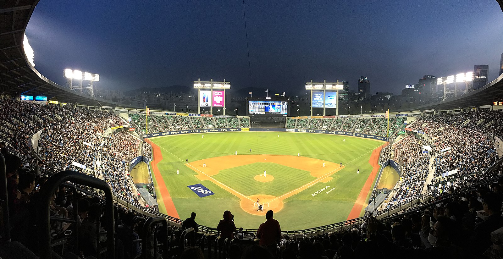 The surprising experience of a Tokyo baseball game
