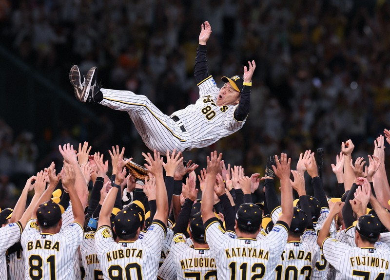 Baseball: Tigers clinch pennant Hanshin Tigers fans celebrate